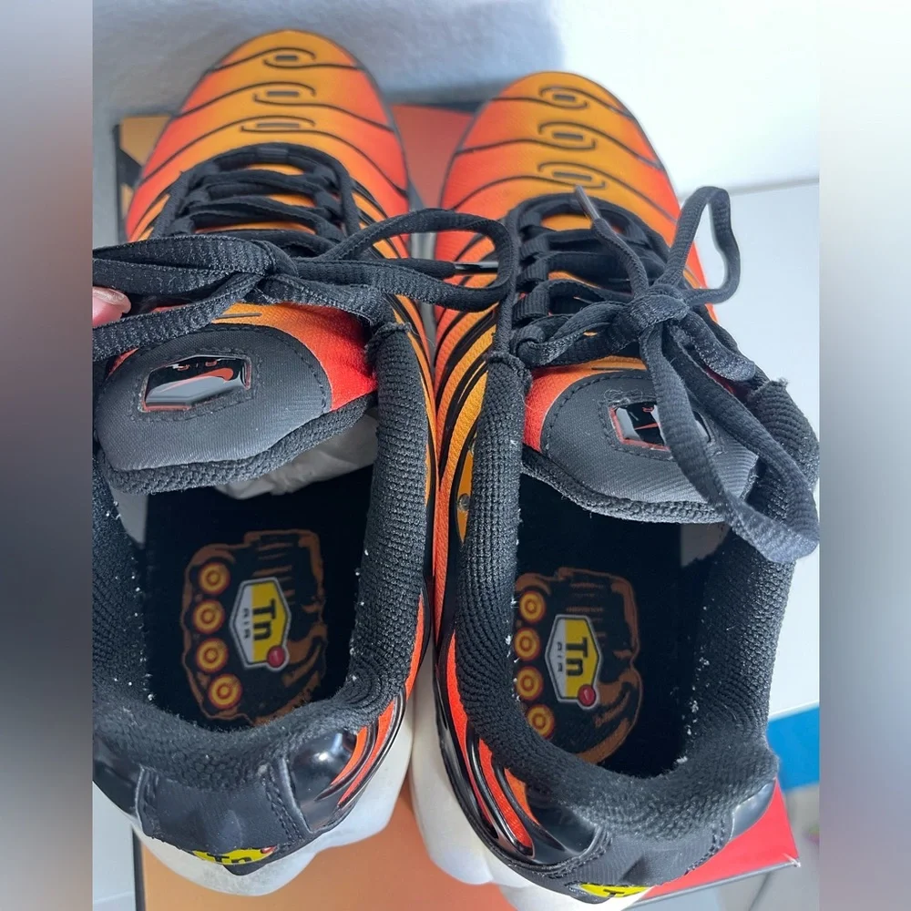 Nike AIRMAX Plus Sunset Sneakers Black and Orange Flame GS - Picture 4 of 11